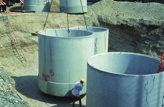Versetzen der Regenspeicher als Mehrbehälteranlage mit einem Filterschacht und 4 Betonzisternen, zusammen 36 m³ Fassungsvermögen. Zusätzlicher Bestandteil der Regenwassernutzungstechnik ist eine Druckerhöhungsanlage mit zwei Tauchmotorpumpen, die zusammen bis zu 16,5 m³/h fördern. | Foto: Mall Versetzen der Regenspeicher als Mehrbehälteranlage mit einem Filterschacht und 4 Betonzisternen, zusammen 36 m³ Fassungsvermögen. Zusätzlicher Bestandteil der Regenwassernutzungstechnik ist eine Druckerhöhungsanlage mit zwei Tauchmotorpumpen, die zusammen bis zu 16,5 m³/h fördern. | Foto: Mall