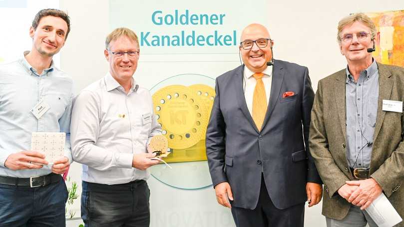 Erik Laurentzen (2.v.l.) und Johan Post aus Arnheim (NL) erhalten den dritten Platz des „Goldenen Kanaldeckel 2025“. | Foto: IKT Erik Laurentzen (2.v.l.) und Johan Post aus Arnheim (NL) erhalten den dritten Platz des „Goldenen Kanaldeckel 2025“. | Foto: IKT