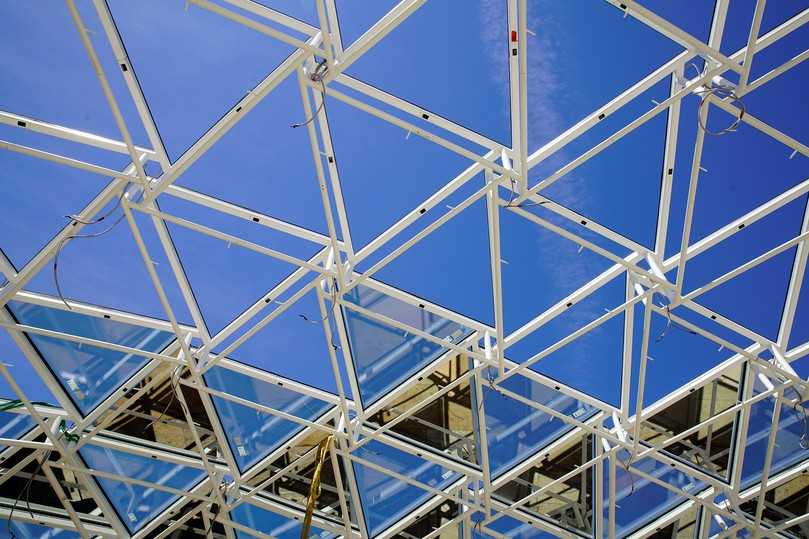 Das Stahltragwerk besteht aus Dreiecken und Hexagonen und ist teilweise mit Spiegelflächen versehen. | Foto: Jeff Mace Das Stahltragwerk besteht aus Dreiecken und Hexagonen und ist teilweise mit Spiegelflächen versehen. | Foto: Jeff Mace