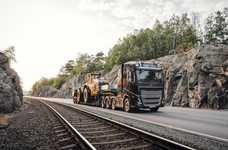 Goldhofer feiert Messe-Premiere mit „Trucker-Girl“ und Volvo