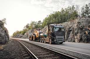 Goldhofer feiert Messe-Premiere mit „Trucker-Girl“ und Volvo