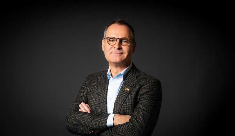 Frank Zander übergibt nach elf Jahren die Geschäftsführung der JCB Deutschland GmbH an Dr. Matthias Szupories. | Foto: JCB Frank Zander übergibt nach elf Jahren die Geschäftsführung der JCB Deutschland GmbH an Dr. Matthias Szupories. | Foto: JCB