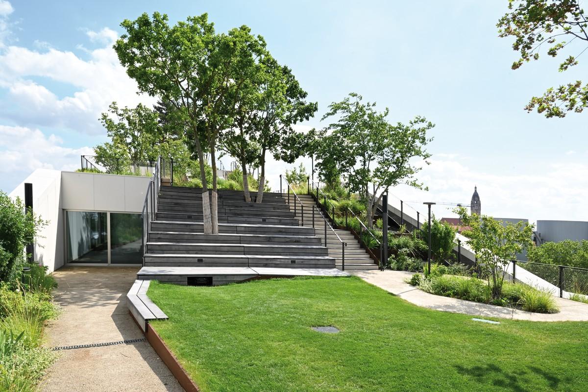 Zum Teil sind die Hochbeete durch Sitzgelegenheiten ergänzt, sodass sich eine kreativ gestaltete Parkanlage ohne feste Muster mit Ruheoasen ergibt. Ein Highlight ist der als Tribüne für Veranstaltungen ausgearbeitete mittlere Etagenübergang. | Foto: Richard Brink