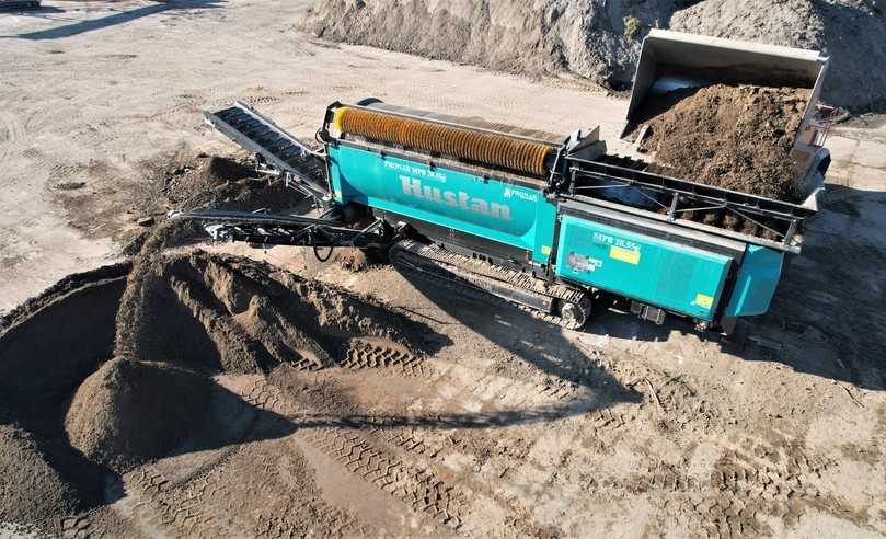 Bodenaufbereitung: Die raupenmobile Trommelsiebanlage MPB 20.55GH von Pronar trennt auch adhäsives Siebgut. | Foto: Christophel Bodenaufbereitung: Die raupenmobile Trommelsiebanlage MPB 20.55GH von Pronar trennt auch adhäsives Siebgut. | Foto: Christophel
