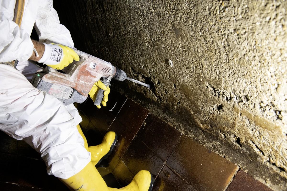 Handarbeit im Kanal: stemmen und beschichten. | Foto: Andreas Mauritz, Jockgrim