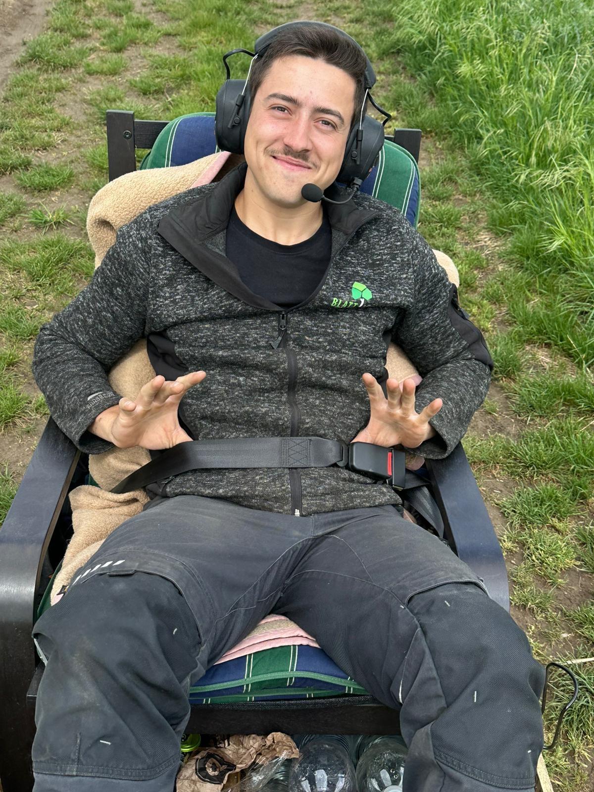 Den Anhänger mit Schaukelstuhl bauten die beiden Baumpfleger aus Restholz und Schubkarrenreifen. | Foto: Baumpflege Blattwerk Mainz