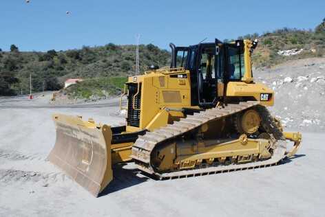 Den Fahrer der neuen D6N-Raupe erwarten mehr Beinfreiheit, ein neue Instrumententafel und ein verbessertes Heizungs- und Lüftungssystem. Und leiser ist die Kabine dank neuem Autoshift-Getriebe und drehzahlabhängigem Lüfter auch.