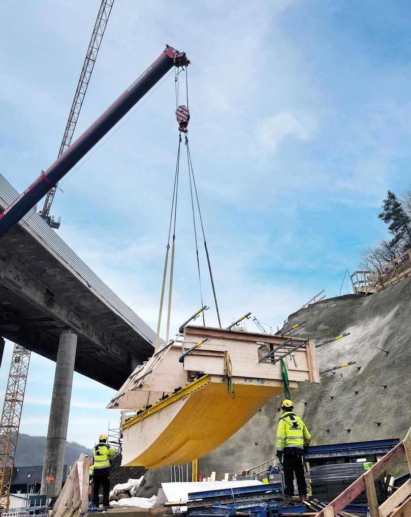 Montage der Schalungselemente für den Ersatzneubau der Talbrücke Sechshelden: Ein Kran positioniert vormontierte Schalungsteile für die komplexen Pfeilerköpfe. | Foto: Doka