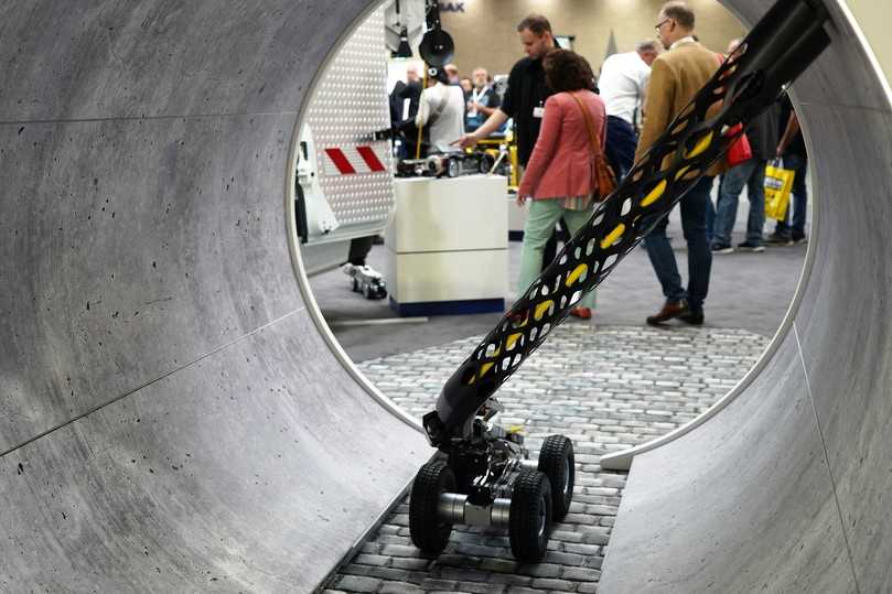 Ob für Selfies oder Gruppenfotos – Fotospot Nummer 1 auf dem IBAK-Messetand war die neue LISY im Großprofil. | Foto: IBAK Ob für Selfies oder Gruppenfotos – Fotospot Nummer 1 auf dem IBAK-Messetand war die neue LISY im Großprofil. | Foto: IBAK