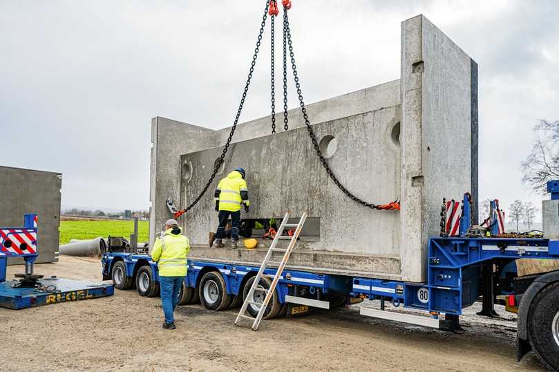 Bis zu 37 Tonnen wiegt ein einzelnes Betonelement. | Foto: Finger Baustoffe