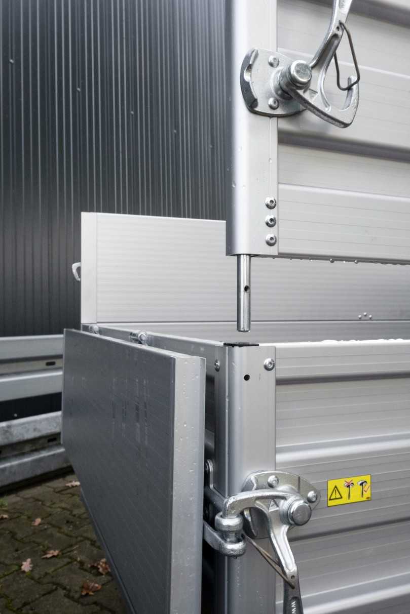 Der neue Kastenaufsatz für die Tieflader-Anhänger lässt sich durch einfaches Aufstecken ohne Werkzeug montieren und demontieren. | Foto: Böckmann Der neue Kastenaufsatz für die Tieflader-Anhänger lässt sich durch einfaches Aufstecken ohne Werkzeug montieren und demontieren. | Foto: Böckmann