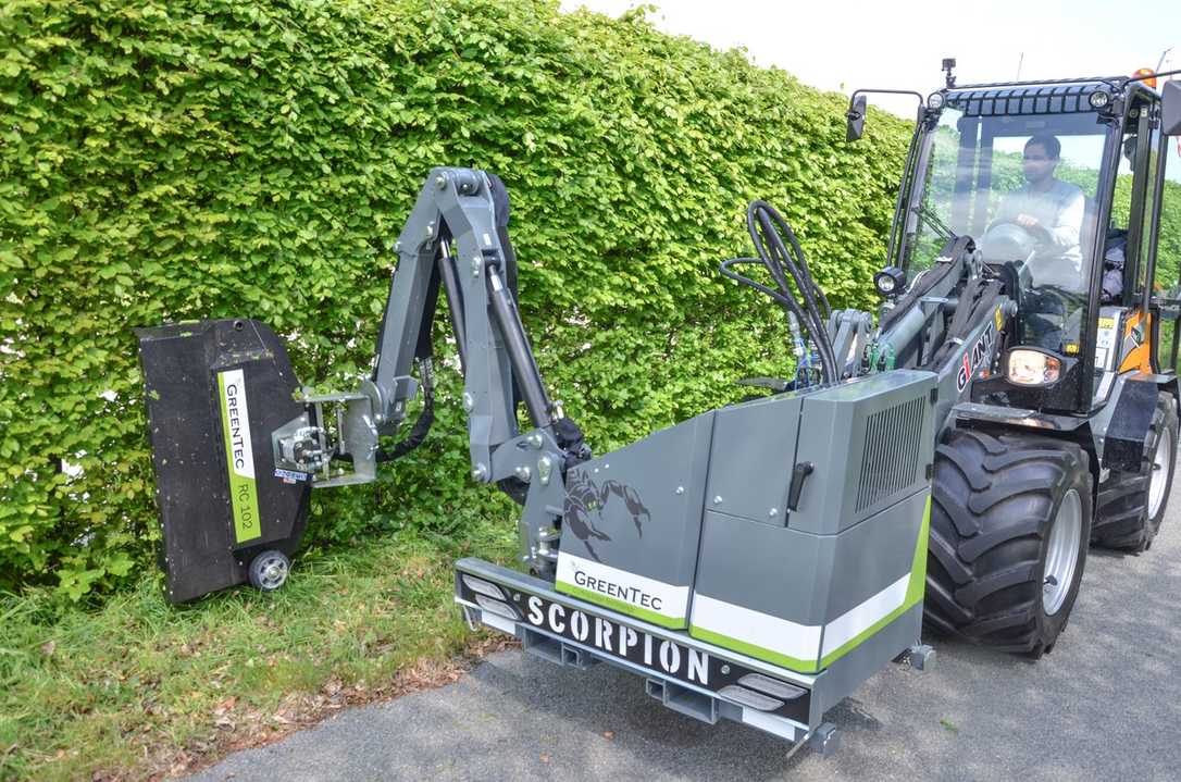 Böschung pflegen mit Scorpion-Ausleger am Radlader Böschung pflegen mit Scorpion-Ausleger am Radlader