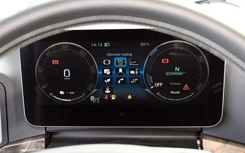Ob Energie verraucht oder rekuperiert wird, verrät das rund Powermeter-Instrument rechts im Display. | Foto: Daimler Benz Trucks Ob Energie verraucht oder rekuperiert wird, verrät das rund Powermeter-Instrument rechts im Display. | Foto: Daimler Benz Trucks