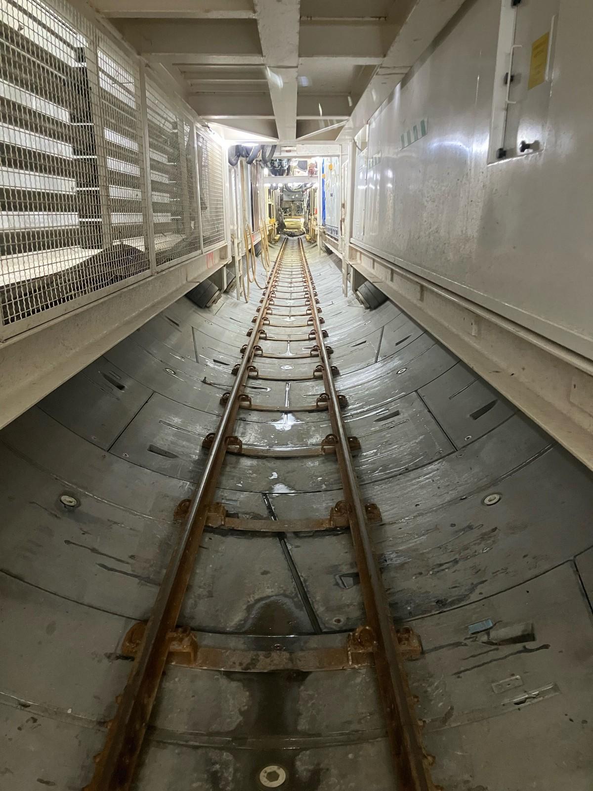 Das Schienensystem führt ins Innere der 190 m langen Mixschild-TBM Elsa. | Foto: Porr