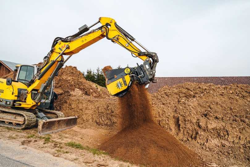 Im GaLaBau wird vor allem Mutterboden gesiebt, häufig mit Steinen und Rasensoden durchsetzt. | Foto: NB Baumaschinen Im GaLaBau wird vor allem Mutterboden gesiebt, häufig mit Steinen und Rasensoden durchsetzt. | Foto: NB Baumaschinen