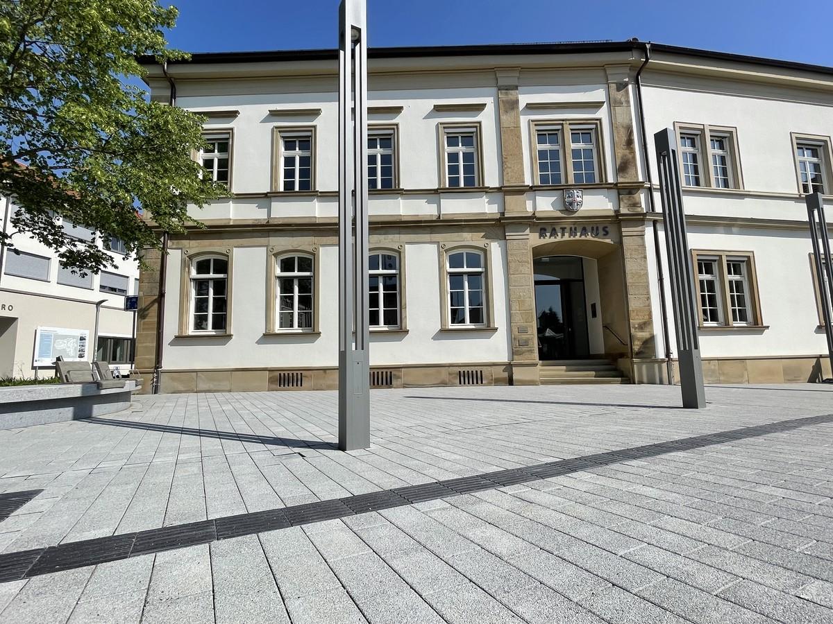 Vor dem Rathaus von Plankstadt kam auf rund 3.500 Quadratmetern das System mit dem Hochleistungsfugenfüllstoff zum Einsatz. | Foto: Beton-Pfenning