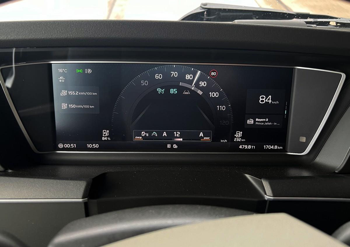 Links unten im Fahrerinfo-Display wird der Ladestand der Batterien und rechts unten die Restreichweite angezeigt. | Foto: QUATEX Links unten im Fahrerinfo-Display wird der Ladestand der Batterien und rechts unten die Restreichweite angezeigt. | Foto: QUATEX