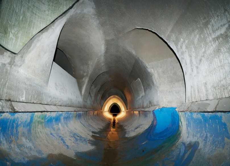 Blick in ein fertig saniertes Entlastungsbauwerk mit GFK-Halbschalen im Sohlbereich, die mit der dauerhaft flexiblen Reaktionsharz-Spachtelmasse Konudur Flexfit CS und Edelstahlschutzprofilen wasserdicht an die Beschichtung aus ombran MHP-SP 3000 angeschlossen wurden | Foto: MC-Bauchemie, Bottrop Blick in ein fertig saniertes Entlastungsbauwerk mit GFK-Halbschalen im Sohlbereich, die mit der dauerhaft flexiblen Reaktionsharz-Spachtelmasse Konudur Flexfit CS und Edelstahlschutzprofilen wasserdicht an die Beschichtung aus ombran MHP-SP 3000 angeschlossen wurden | Foto: MC-Bauchemie, Bottrop