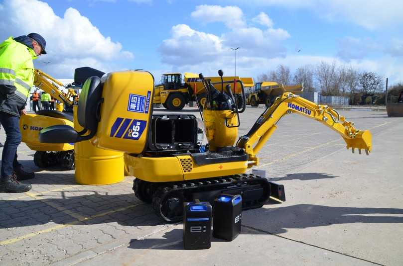 Es gibt laut Komatsu bisher keine elektrischen Bagger in dieser Größen- und Gewichtsklasse mit Wechselakkus: PC01E-2 und PC05E-1. | Foto: B_I MEDIEN/Budde Es gibt laut Komatsu bisher keine elektrischen Bagger in dieser Größen- und Gewichtsklasse mit Wechselakkus: PC01E-2 und PC05E-1. | Foto: B_I MEDIEN/Budde