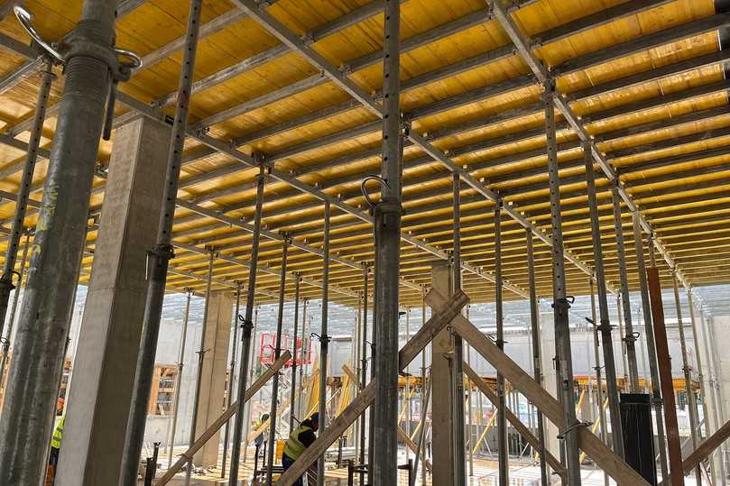 Mit Fallkopfsystem: Vor allem die Möglichkeit zum schnellen Ausschalen überzeugt bei dem Einsatz von 6.000 m2 der Deckenschalung „Onadek“. | Foto: Ulma Construction GmbH Mit Fallkopfsystem: Vor allem die Möglichkeit zum schnellen Ausschalen überzeugt bei dem Einsatz von 6.000 m2 der Deckenschalung „Onadek“. | Foto: Ulma Construction GmbH
