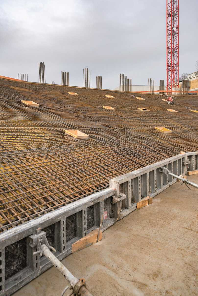 Der große Hörsaal ist 32 m lang. In Kombination mit der Neigung hat dies zur Folge, dass der Boden im hinteren Bereich des Raums ca. 12 m höher liegt als im vorderen. | Foto: Noe Schaltechnik Der große Hörsaal ist 32 m lang. In Kombination mit der Neigung hat dies zur Folge, dass der Boden im hinteren Bereich des Raums ca. 12 m höher liegt als im vorderen. | Foto: Noe Schaltechnik