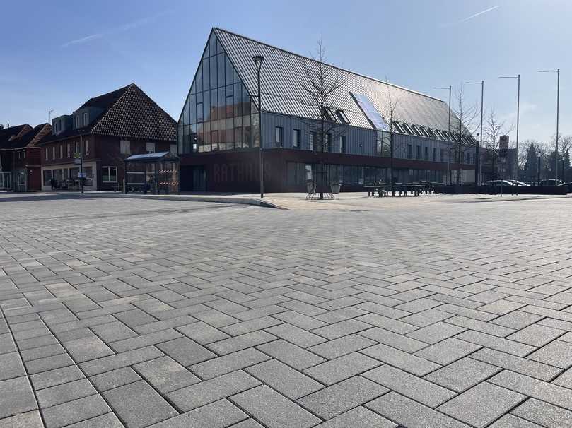 Nach der Sanierung wirkt der Straßenraum ruhig, modern und harmonisch. | Foto: Einstein Fugentechnik