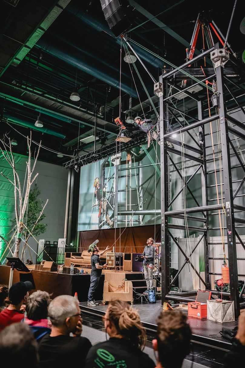 Das Kletterforum war auch in diesem Jahr Treffpunkt und Kommunikationsplattform von Baumpflegenden aus aller Welt. Entsprechend international gestaltete sich das praxisorientierte Programm. | Foto: Deutsche Baumpflegetage