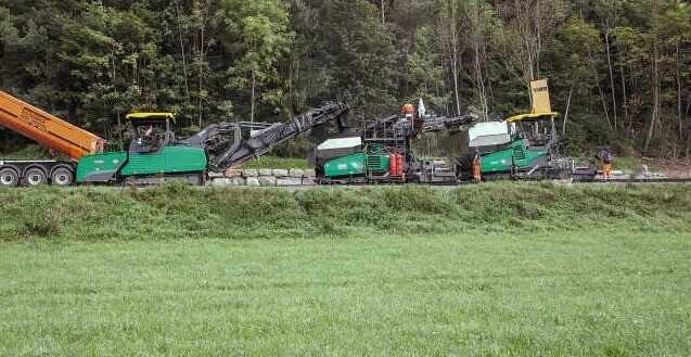 Der Vögele-Beschicker MT 3000-2i Offset spielte früher vor allem als Teil des Inline-Pave-Einbauzugs eine Rolle. Seit 2015 kommt er – oder sein Pendant mit starrem Band – immer häufiger auch im konventionellen Straßenbau zum Einsatz. | Foto: Vögele