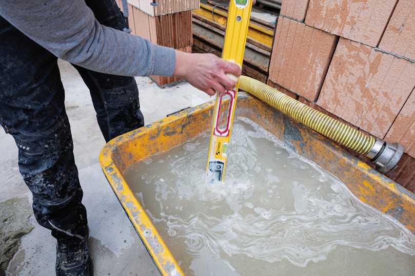 Kein Problem gibt es beim Kontakt mit Wasser, denn die TECH 196 DL ist nach IP 67 gut geschützt. | Foto: Stabila Kein Problem gibt es beim Kontakt mit Wasser, denn die TECH 196 DL ist nach IP 67 gut geschützt. | Foto: Stabila