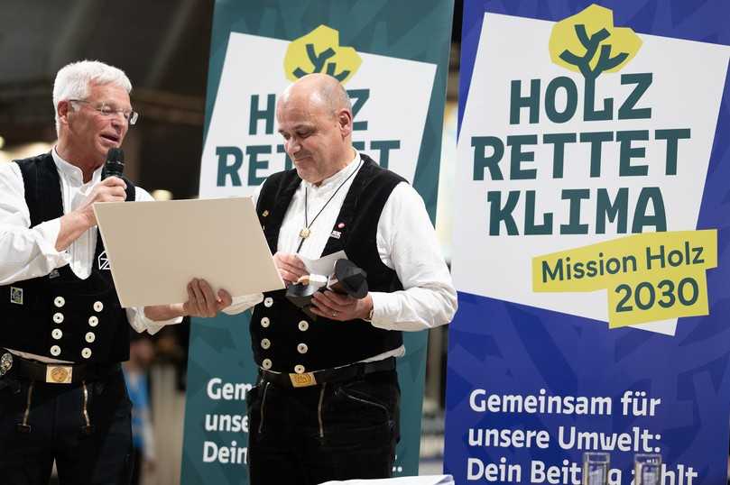Peter Aicher überreicht die Goldene Ehrennadel an Frank Kaffenberger (r.) | Foto: Holzbau Deutschland Peter Aicher überreicht die Goldene Ehrennadel an Frank Kaffenberger (r.) | Foto: Holzbau Deutschland