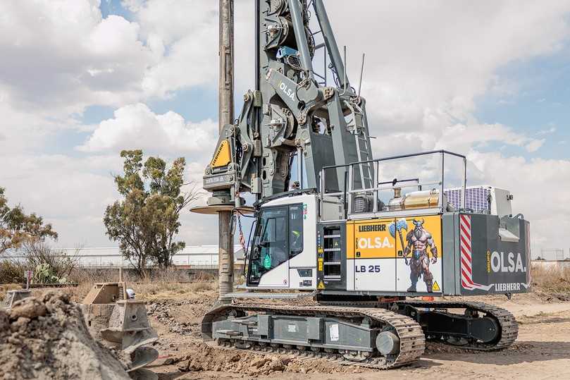 Symbol für Stärke: der Wikinger auf dem Liebherr-Bohrgerät LB 25. | Foto: Liebherr/Roman Nöstler