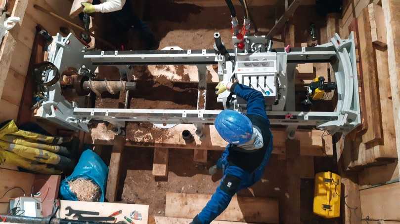 Abb. 3: BM 200 D mit Rahmenverlängerung in einer rechteckigen Startbaugrube in der Parkgarage | Foto: Bohrtec Abb. 3: BM 200 D mit Rahmenverlängerung in einer rechteckigen Startbaugrube in der Parkgarage | Foto: Bohrtec