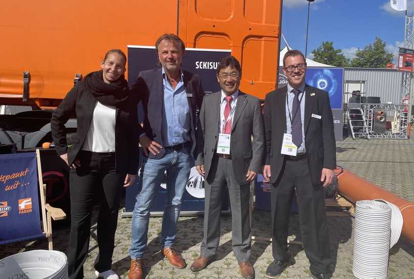 Koji Yamaguchi, Geschäftsführer der Sekisui Chemical GmbH, und Jörg Brunecker, Geschäftsführer der Swietelsky-Faber GmbH, gemeinsam mit Evelyne Sterczewski, SPR Business Manager bei Sekisui Chemical GmbH, und Thomas Hohrein, Niederlassungsleiter Leipzig bei Swietelsky-Faber | Foto: Swietelsky-Faber