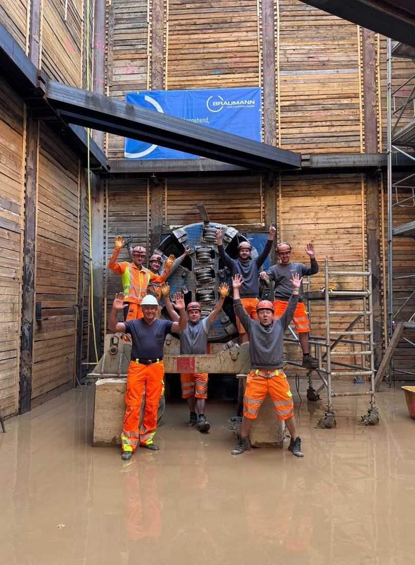 Freude beim Durchstich nach 1.240 m Rohrvortrieb | Foto: Braumann Tiefbau