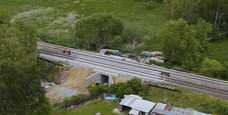 Fertigteile beschleunigen Bau einer Eisenbahnüberführung