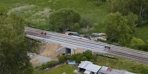 Fertigteile beschleunigen Bau einer Eisenbahnüberführung