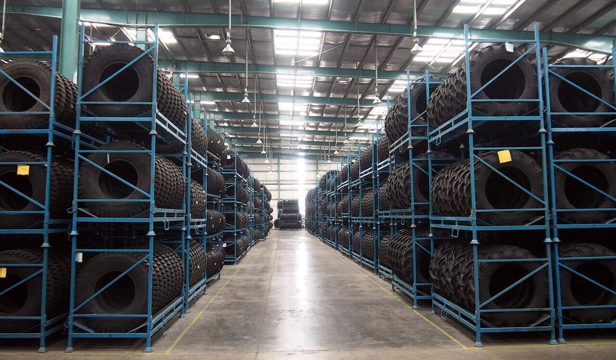 Zwei große Lager unterhält BKT in Bhuj. Von dort aus geht es in Container und in 90 Minuten zum Hafen von Mundra. | Foto: BKT Zwei große Lager unterhält BKT in Bhuj. Von dort aus geht es in Container und in 90 Minuten zum Hafen von Mundra. | Foto: BKT