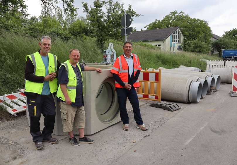 Trafen sich zur Besprechung vor Ort auf der Baustelle (v.l.n.r.): Robert Jerinkitsch vom Bereich Abwasseranlagen bei der Stadt Großbottwar, Christian Opitz, stellvertretender Amtsleiter und Bauleiter vom Zweckverband Verbandsbauamt Großbottwar, und Rüdiger Göbel, Fachberater der P.V. Betonfertigteilwerke GmbH. | Foto: P.V. Betonfertigteilwerke GmbH