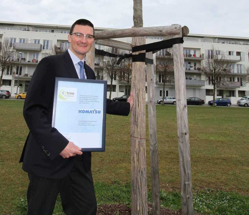 Eine stattliche Silberlinde spendete Komatsu, was auf Deutsch "kleine Pinie" heißt, Marco Maschke leitet das Deutschlandbüro. Eine stattliche Silberlinde spendete Komatsu, was auf Deutsch "kleine Pinie" heißt, Marco Maschke leitet das Deutschlandbüro.