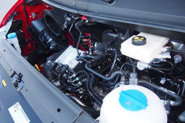 Quer eingebaut: Recht luftig präsentiert sich der Zweiliter-TDI im Crafter-Bug. Oben auf dem Motor der Ladeluftkühler, das Gefäß mit dem blauen Deckel rechts dient als Ausgleichsbehälter für die Motorkühlung.