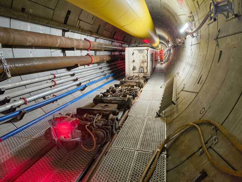 Im Tunnel werden nach der Fertigstellung 4 HGÜ-Kabel eingezogen, zwei weitere als Ersatz. | Foto: B_I/Valdix