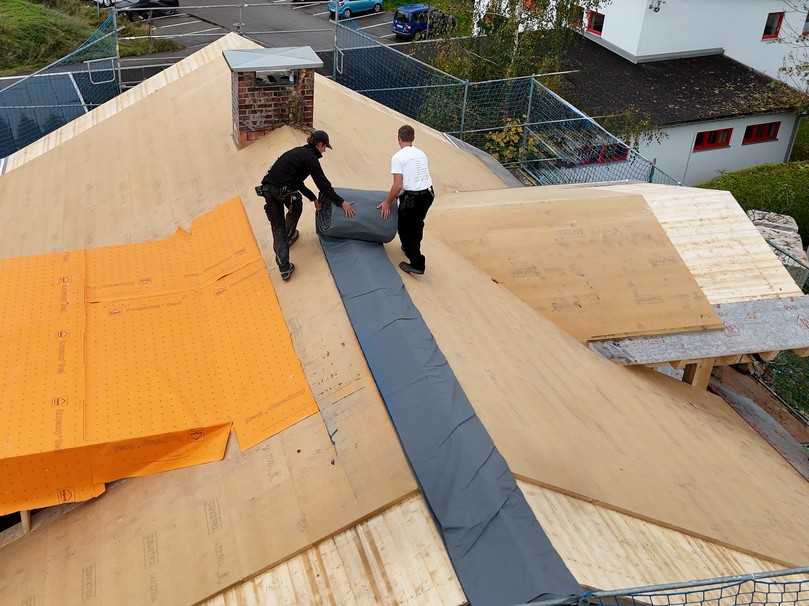 Fertig zugeschnitten und verklebt kommt die Dachbahn auf die Baustelle und muss nur noch richtig positionert und befestigt werden. | Foto: Ampack Fertig zugeschnitten und verklebt kommt die Dachbahn auf die Baustelle und muss nur noch richtig positionert und befestigt werden. | Foto: Ampack