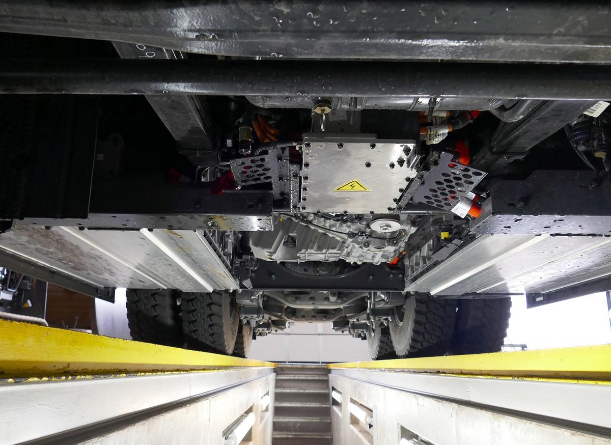 Die beiden je 1.150 Kilo schweren Batteriepakete sind tief am Rahmen platziert und schränken die Bodenfreiheit ein. | Foto: rod / fh