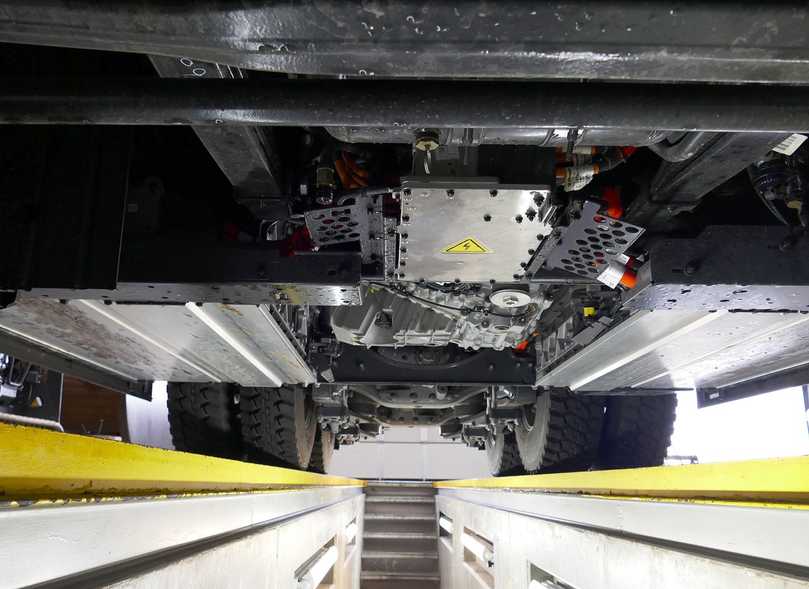 Die beiden je 1.150 Kilo schweren Batteriepakete sind tief am Rahmen platziert und schränken die Bodenfreiheit ein. | Foto: rod / fh