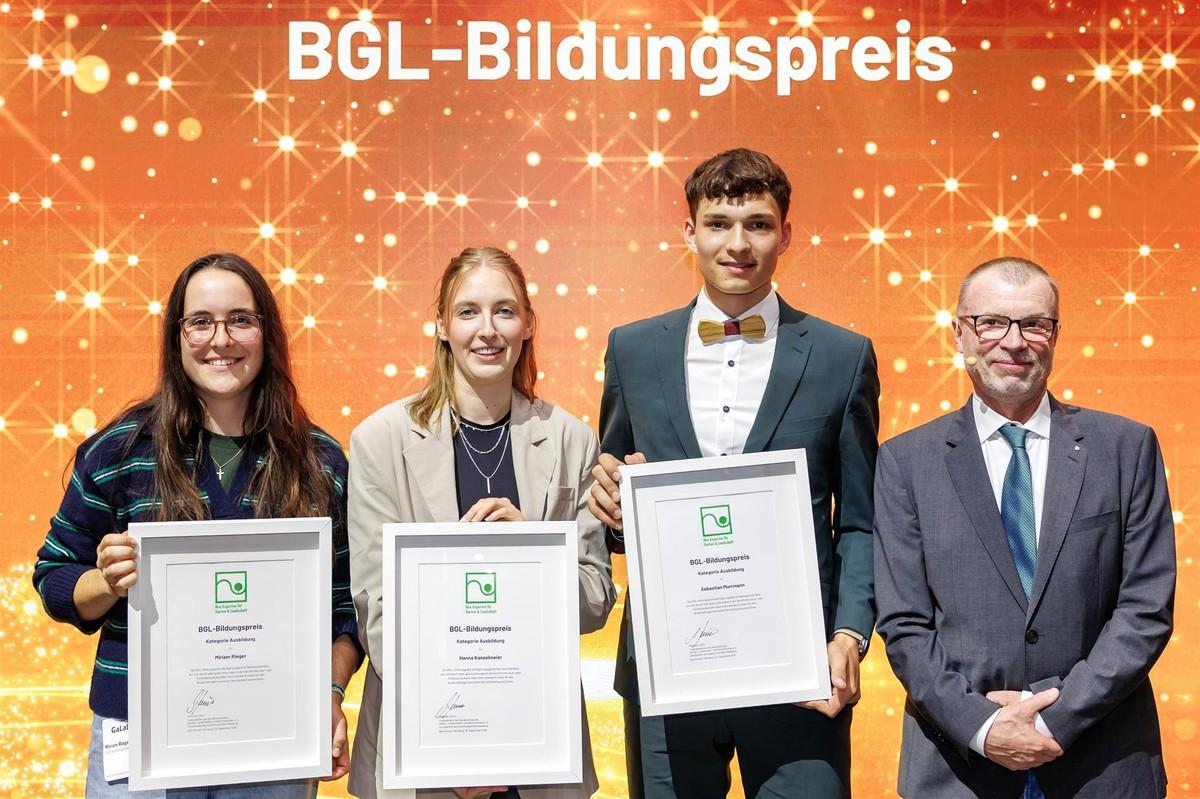 Starker Nachwuchs im GaLaBau: BGL-Vizepräsident und Vorsitzender des BGL-Bildungsausschusses Matthias Lösch (rechts) mit den Gewinnerinnen und Gewinnern des BGL-Bildungspreises 2026 in der Kategorie „Ausbildung“: Miriam Rieger (Blattwerk Gartengestaltung GmbH, v. li.)), Hanna Kanzelmeier (Garten- und Landschaftsbau Kreye GmbH & Co. KG), Sebastian Murrmann (Rauch Garten- und Landschaftsbau GbR). | Foto: BGL