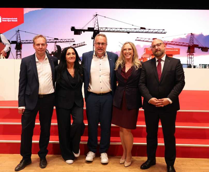 Der neue Bundesvorstand der IG BAU (v.l.): (von links): Lars Dieckmann, Zeynep Bicici, Carsten Burckhardt, Nicole Simons und Christian Beck | Foto: IG BAU/Rolf Oeser