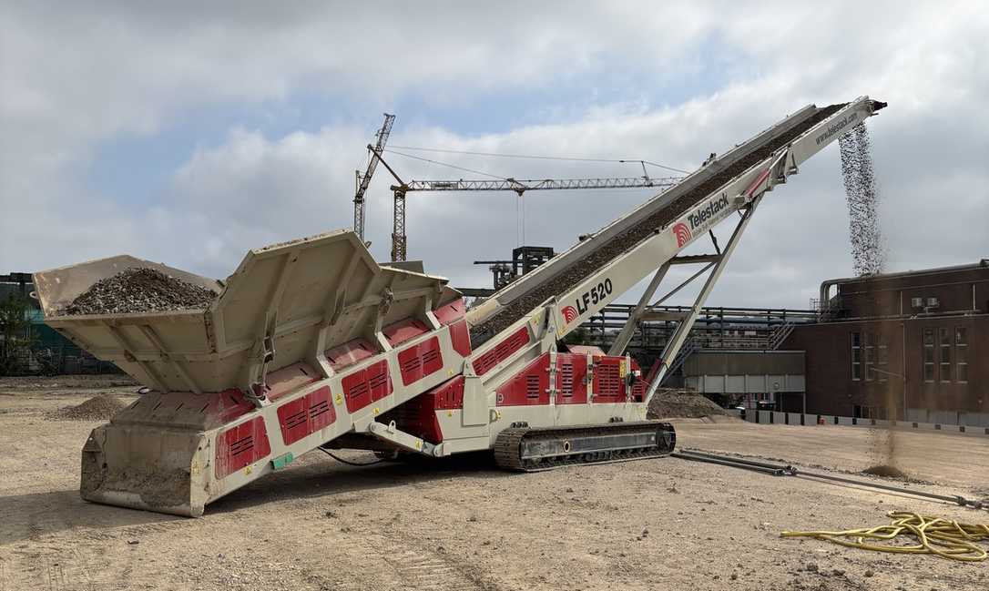 Tepel optimiert Materialumschlag mit kettenmobilem Telestack-Haldenband LF 520 Tepel optimiert Materialumschlag mit kettenmobilem Telestack-Haldenband LF 520