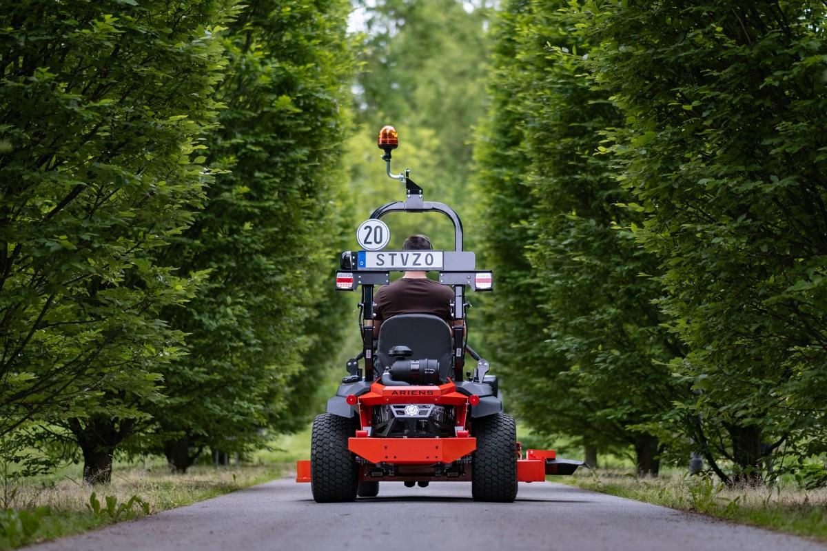 Vor allem für Dienstleister und Kommunen ist die Möglichkeit, einen Zero-Turn-Mäher auf öffentlichen Wegen und Straßen fahren zu dürfen, von Notwendigkeit. Das Umsetzen von Mähfläche zu Mähfläche wird erheblich erleichtert – lästiges und zeitaufwändiges Verladen und Transportieren entfallen. | Foto: Ariens