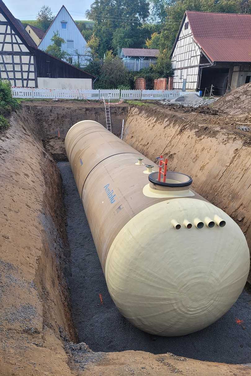 In nur drei Stunden sind die drei GFK-Elemente zu einem vollständigen Löschwasserbehälter montiert. | Foto: Amiblu Germany