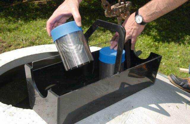 Der verzögerte Abfluss gelingt zum Beispiel durch Regenwassernutzung im Haus. Im Bild die manuelle Reinigung des Edelstahl- gewebe-Filters, der ein Bestandteil des Speichers ist. Neben der Gartenbewässerung sind Toilettenspülung und Waschmaschine geeignete und zulässige Verwendungszwecke, falls genügend Regenertrag vorhanden ist. | Foto: Mall